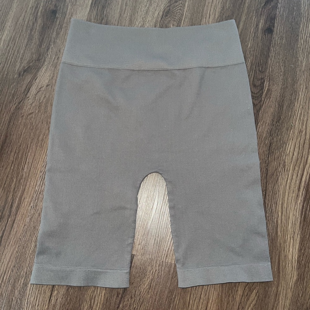 Avocado Biker Shorts Taupe High Waisted Ribbed Stretch 6.5" Inseam S/M